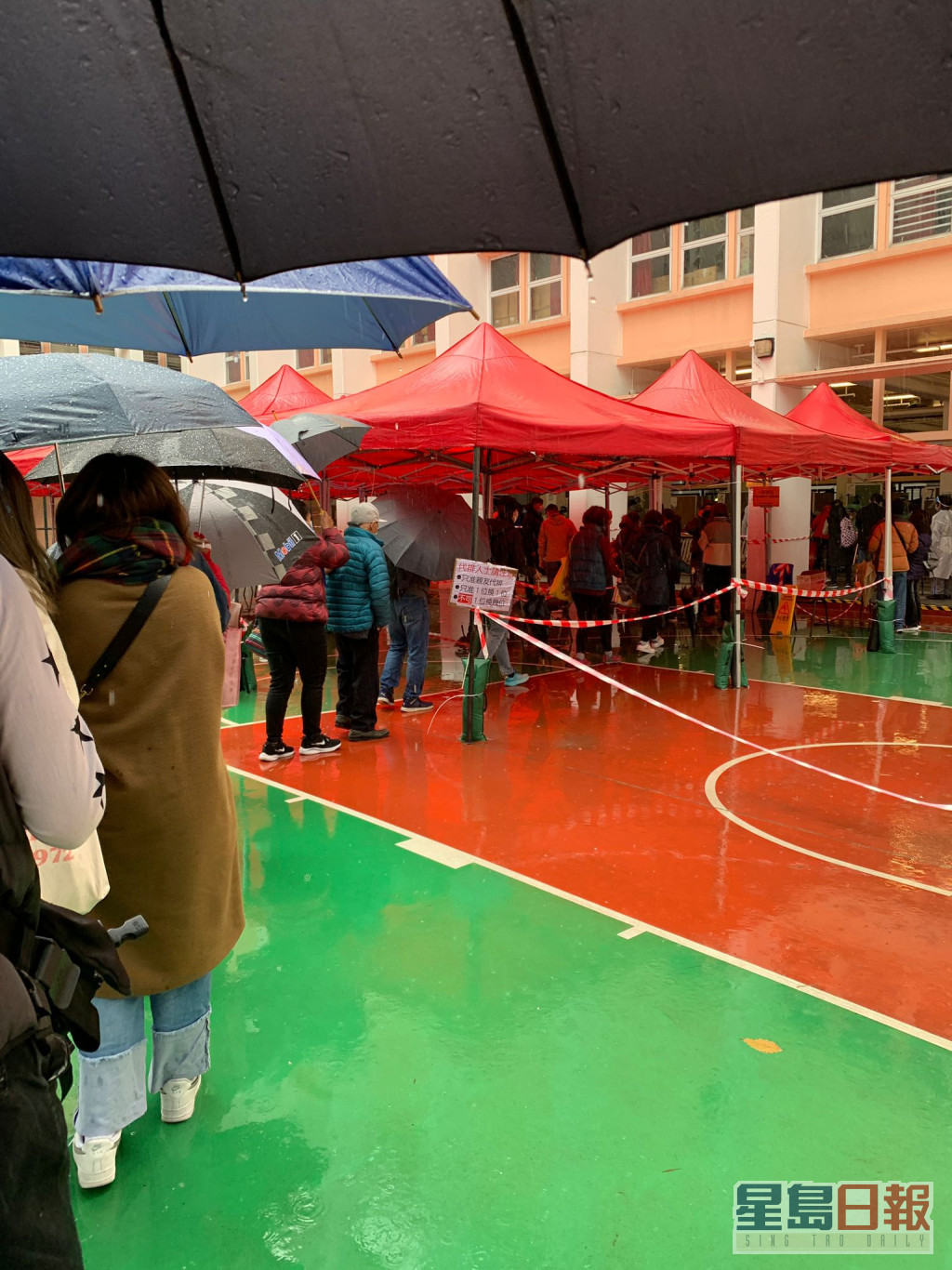 中午有约200人冒雨轮候接受检测。李建人摄