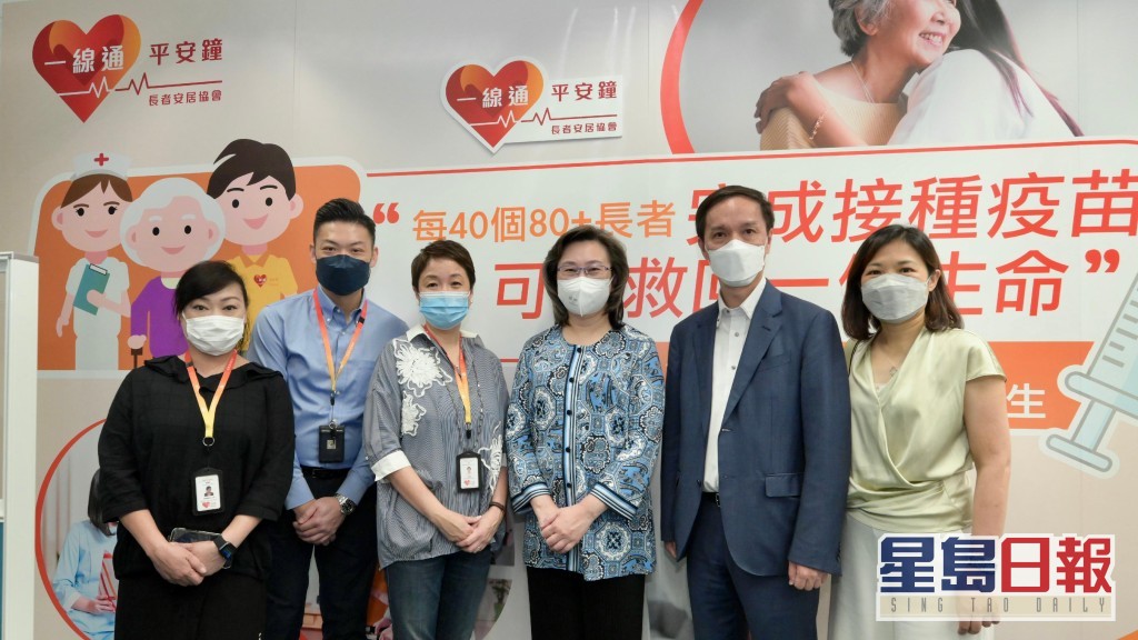  杨何蓓茵(右3)指仍有近21.8万长者从未接种疫苗，吁长者尽快打针。 政府图片