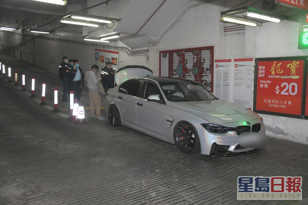 警方在葵芳阁停车场出入口截查一辆宝马私家车。