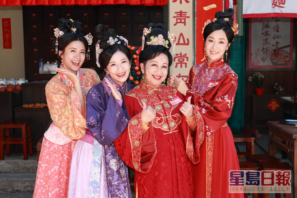 家燕姐跟江嘉敏、麦美恩、朱智贤TVB岁贺剧《黄金万両》。