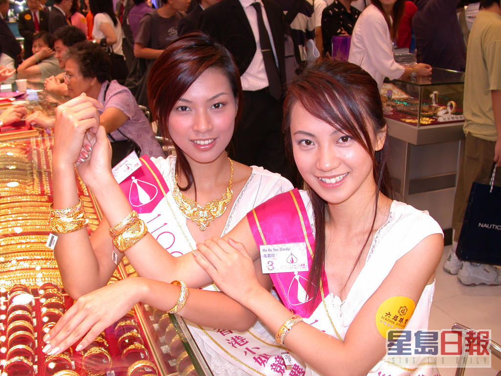 2005年，梁榮忠偷食2004年港姐亞軍朱慧敏（左），二人因合作《香港直播》撻着，更被爆「車震」逾一小時。