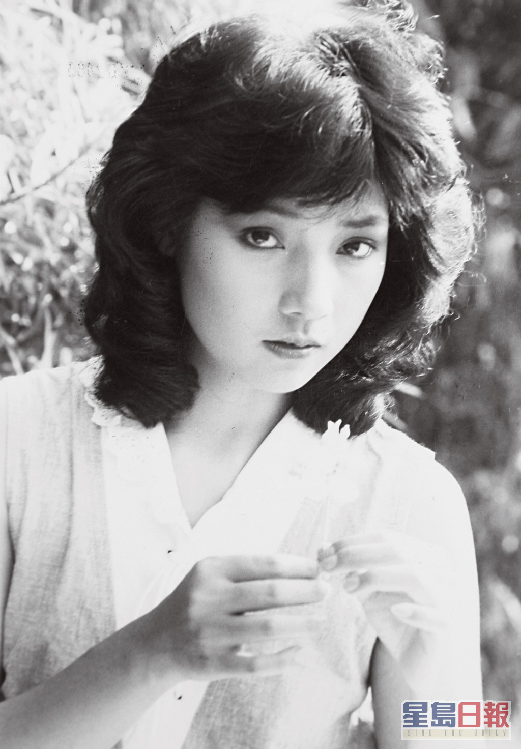 戚美珍1980年参加无綫电视艺员训练班第10期艺员训练班。