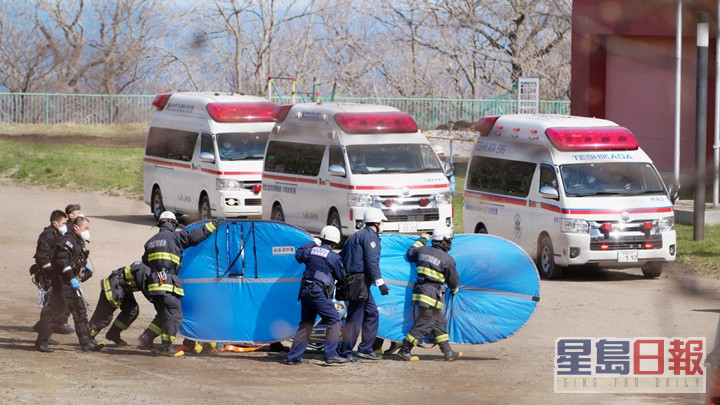 救援人员早前寻回的11名遇难者遗体。路透社资料图片