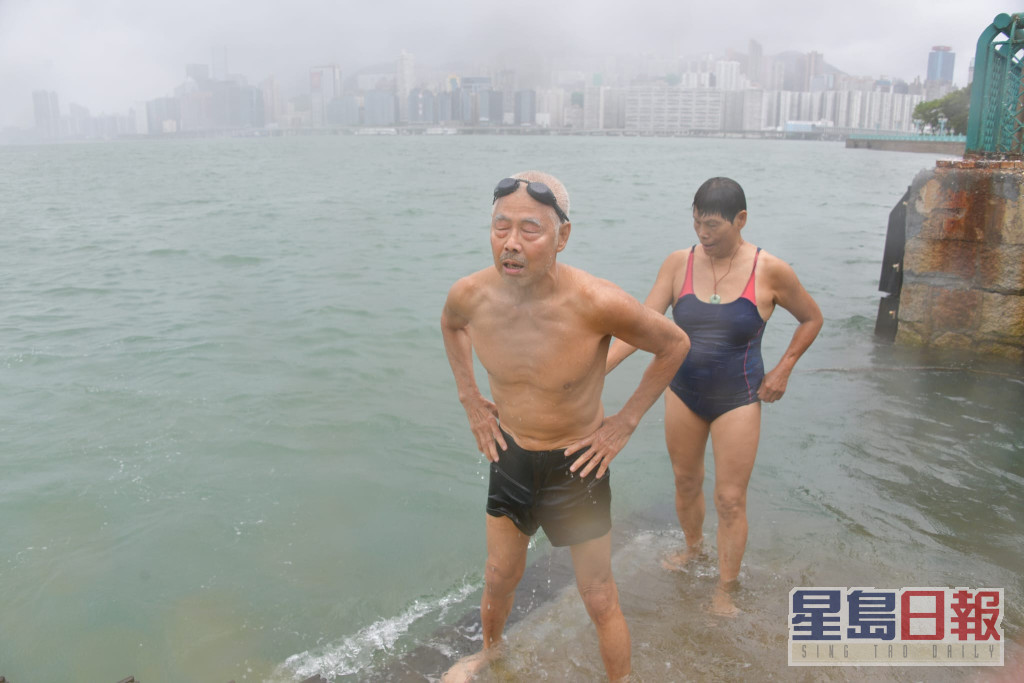 部分市民無懼強風及湧浪，到海中暢泳。