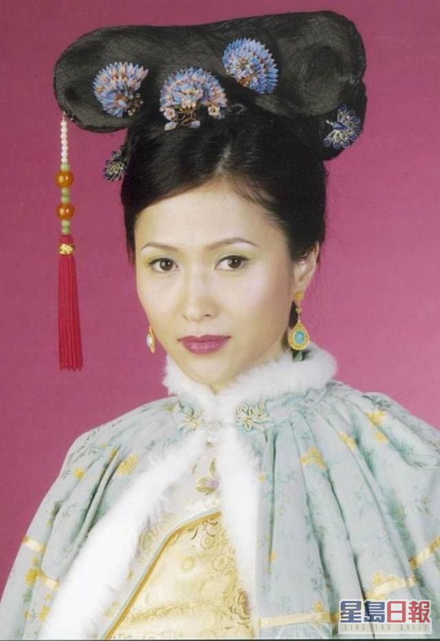 在2004年经典宫斗剧《金枝欲孽》饰演弱质纤纤的「福贵人」，一改过往坚强打女形象。