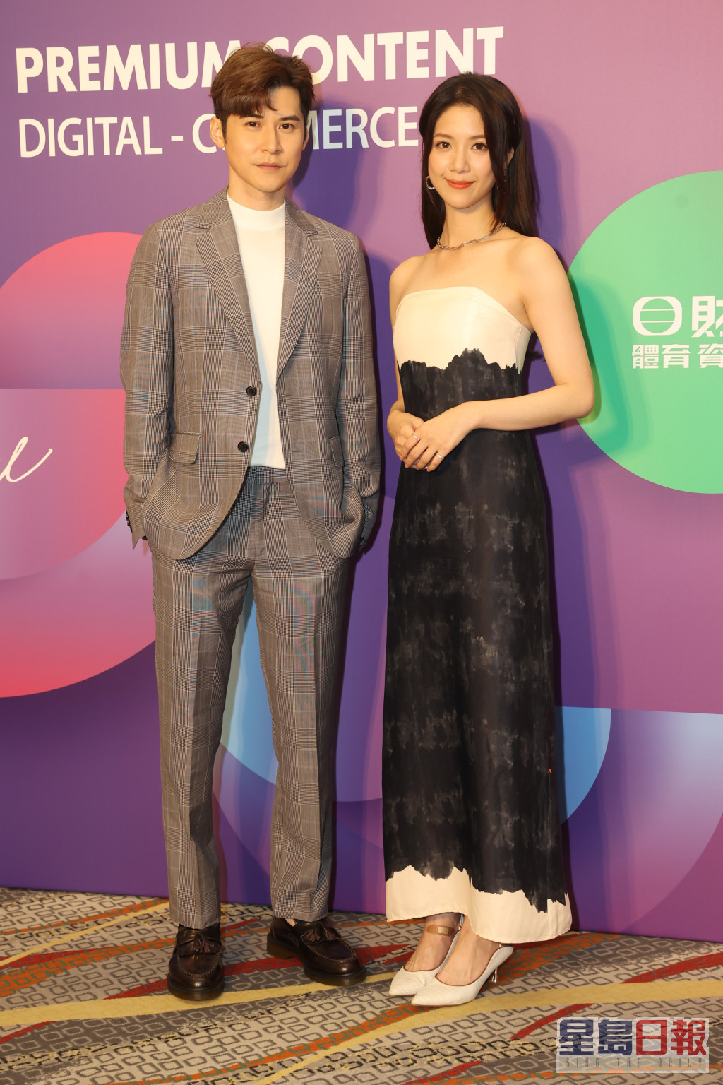 小花陈晓华（右）受TVB力捧。