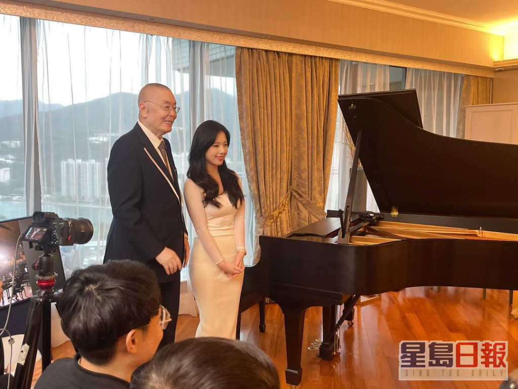 Nichole是国宝级钢琴大师刘诗昆的高徒。