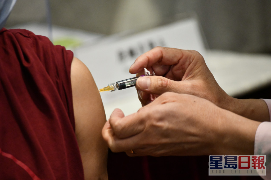 葉柏強強調流感疫苗和新冠疫苗可以同時接種。資料圖片
