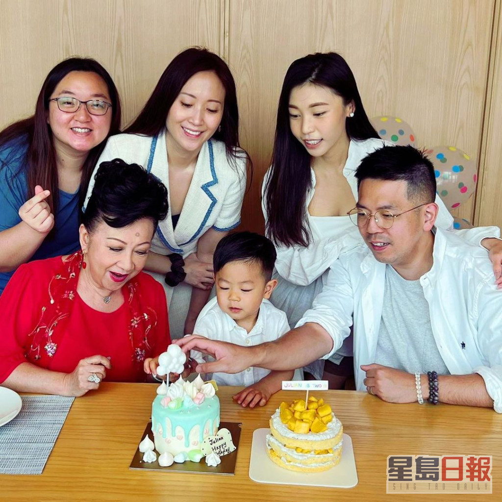 薛家燕一家为Julian庆祝两岁生日。
