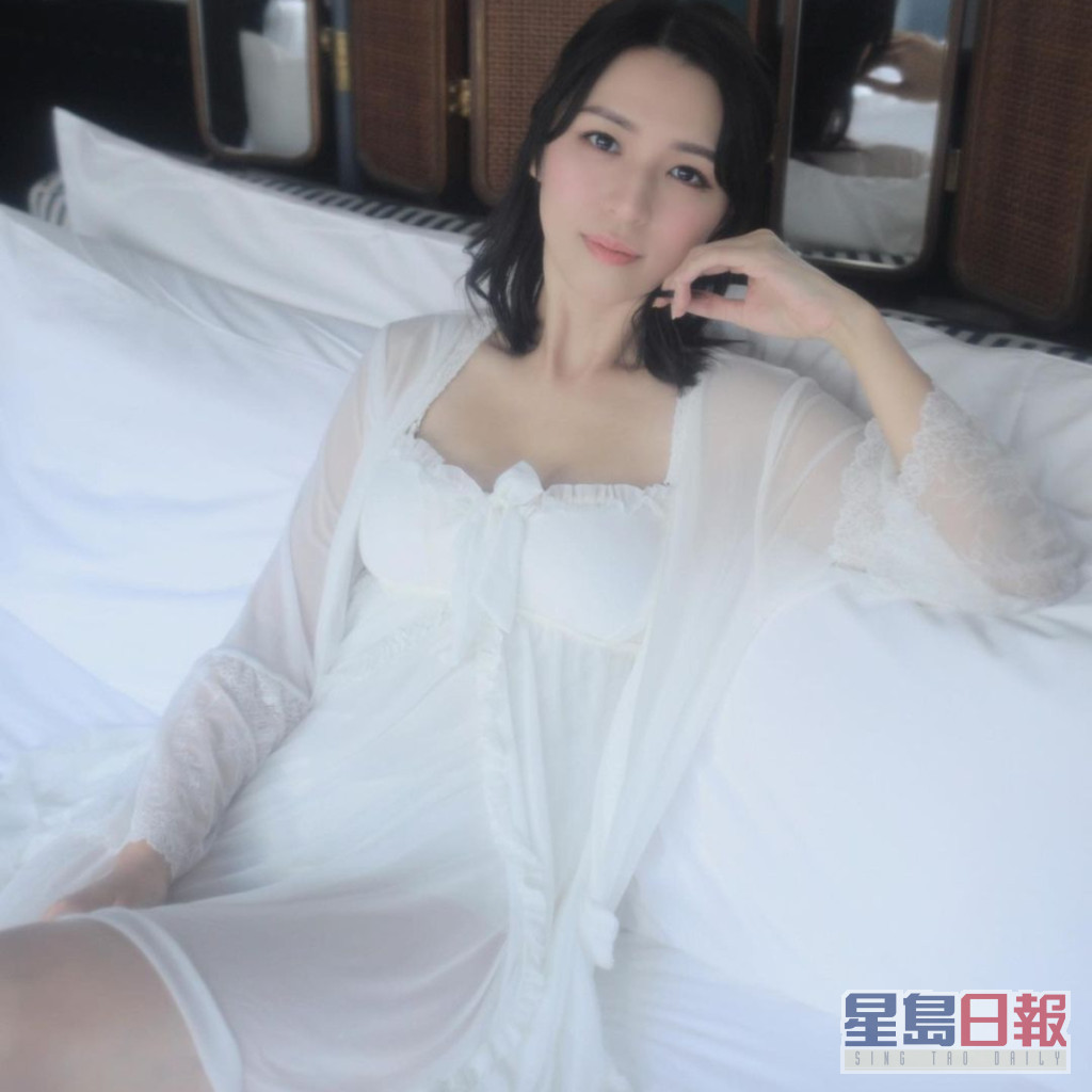 孙慧雪较早前分享一张穿全白连身睡衣的照片，大晒诱人身材。(孙慧雪IG)