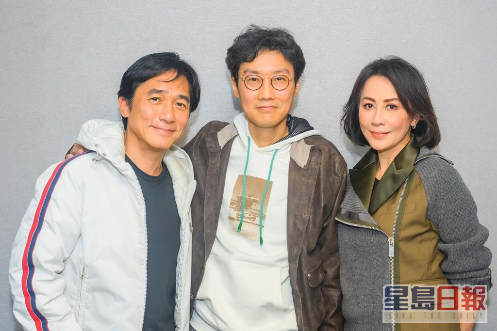 梁朝伟、刘嘉玲与《鱿鱼游戏》导演黄东赫合照。