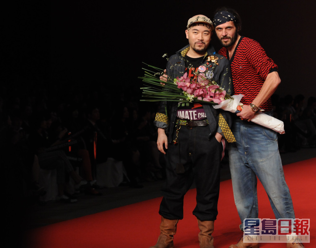 黄伟文一向热爱时尚，曾数度为西太后行catwalk。