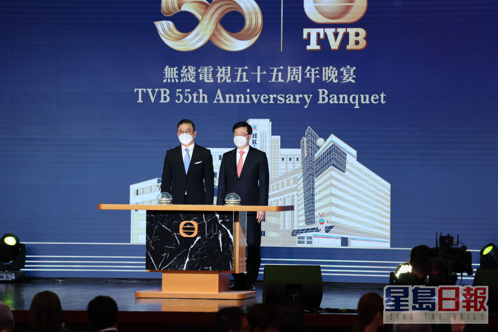 电视广播有限公司主席许涛（左）与行政长官李家超（右）。