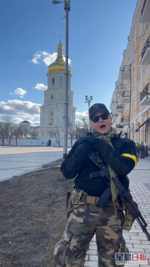 烏克蘭樂隊Boombox主音Andriy於數周前，全副武裝在基輔一個教堂外獻唱。