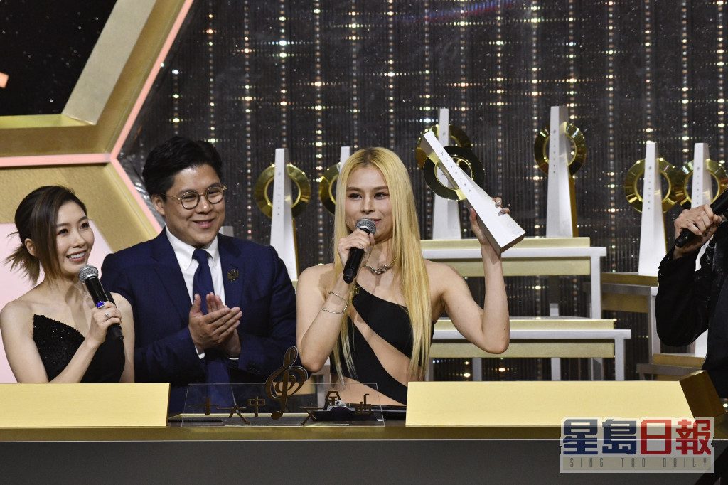 Gin Lee在十大中文金曲颁奖礼以缕空贴身连身裤现身，型到爆。