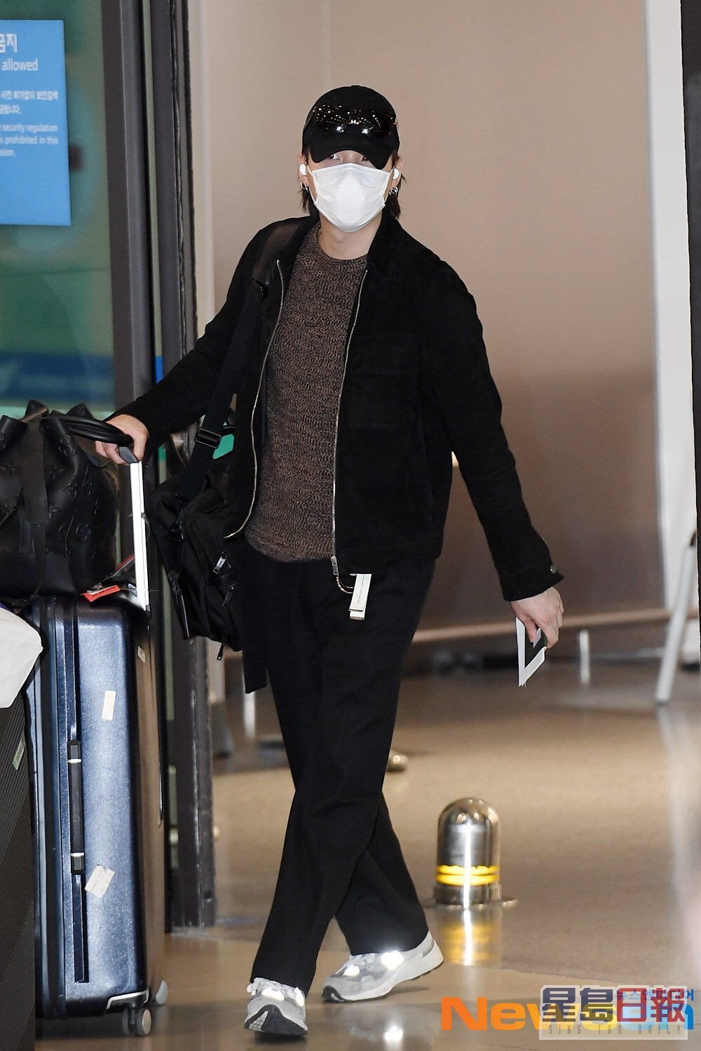 SUGA昨日才被拍到返抵韩国机场。