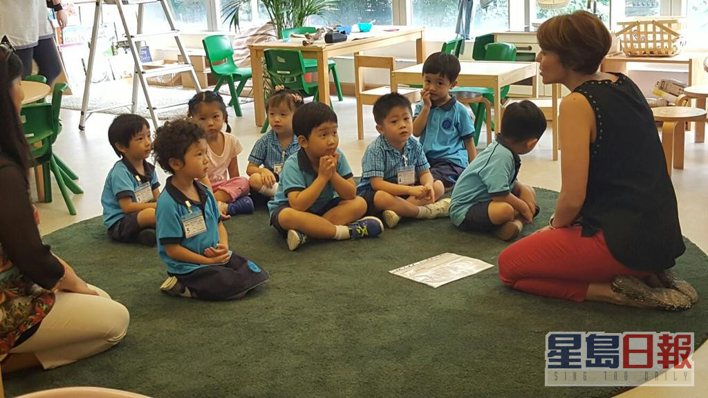 陳禛（前左一）在香港一直入讀國際學校，所以Mimi和阿邦不擔心她難適應。