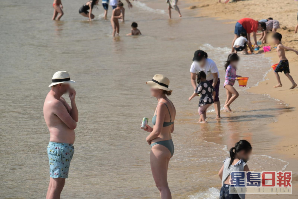 不少香港市民急不及待到沙滩玩乐。
