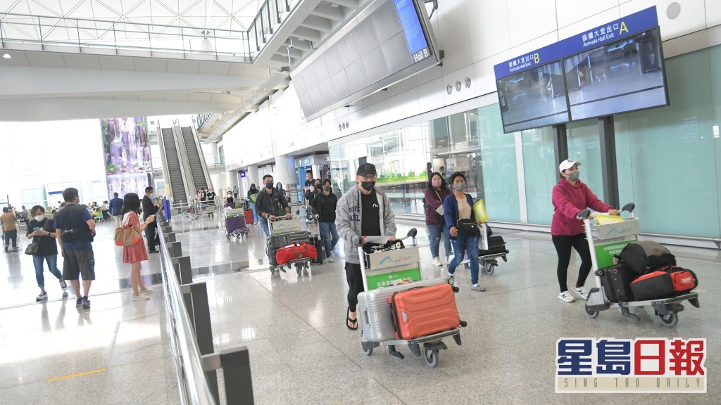 机场旅客出入境情况。资料图片