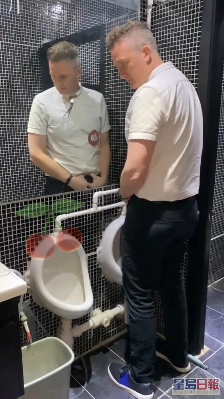 布偉傑再拍攝身旁男廁內的空間，尿兜相距目測只得約10多厘米。