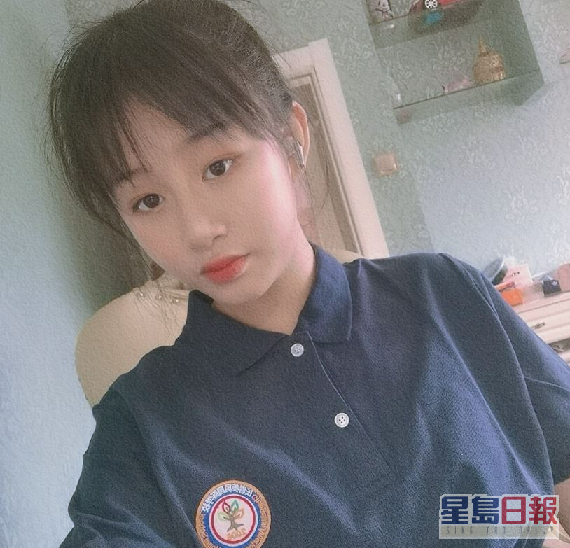 吴熙儿穿上校服的自拍相。