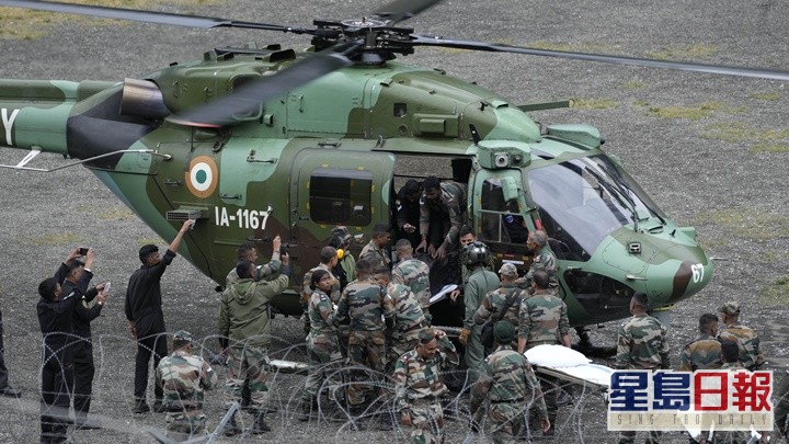 军方救援人员将伤者送上直升机。AP图片