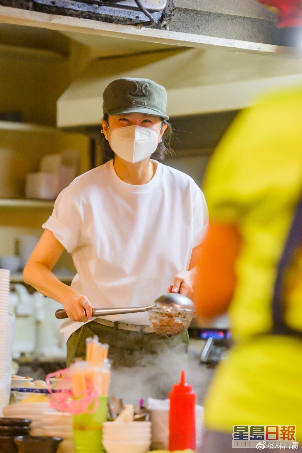 林青霞在微博分享了多张煮面照片。