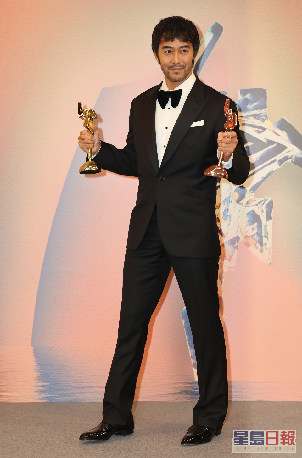 日本巨星阿部宽在获颁「卓越亚洲电影人大奖」及「最佳衣著奖」。