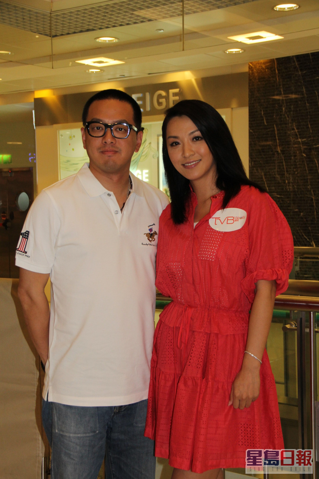 陈炜于2008年与比自己年轻3年的台湾富商颜志行结婚并宣布息影。