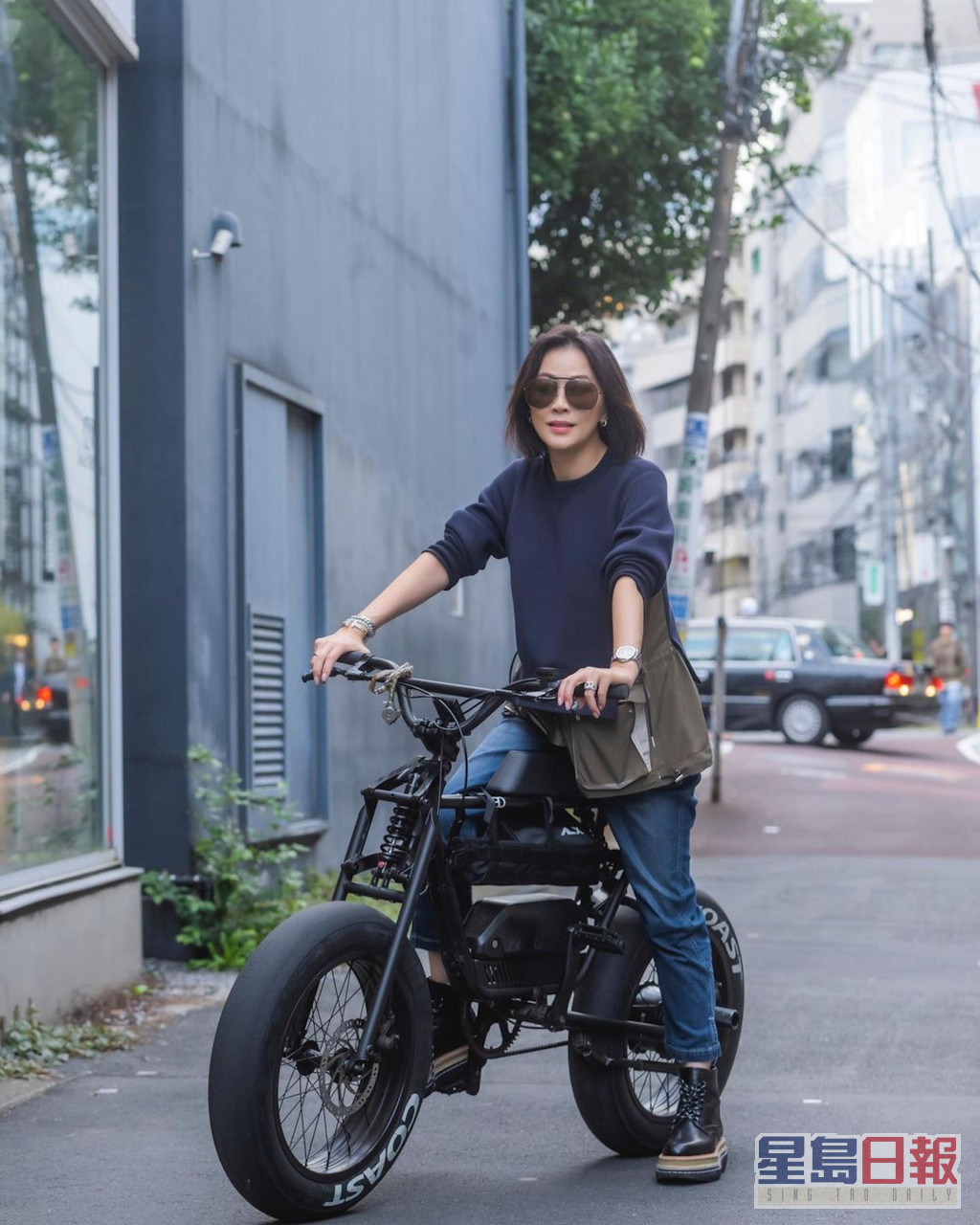 刘嘉玲游日本揸电动单车，在IG大晒靓相。