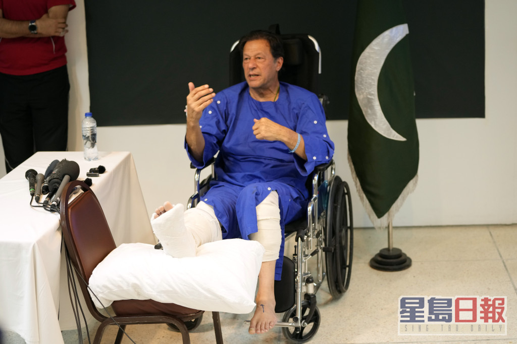 伊姆兰汗坐在轮椅上发表讲话精神不错。AP