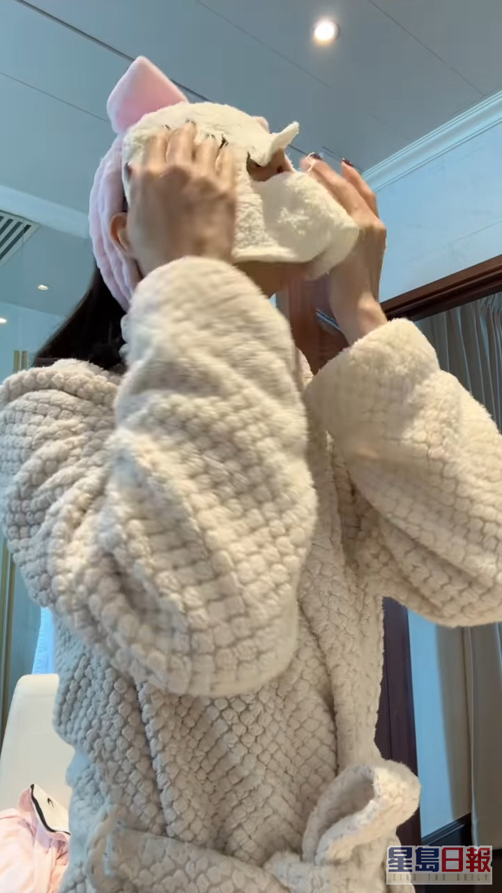 林夏薇洗脸后，先用热毛巾敷打开毛孔。