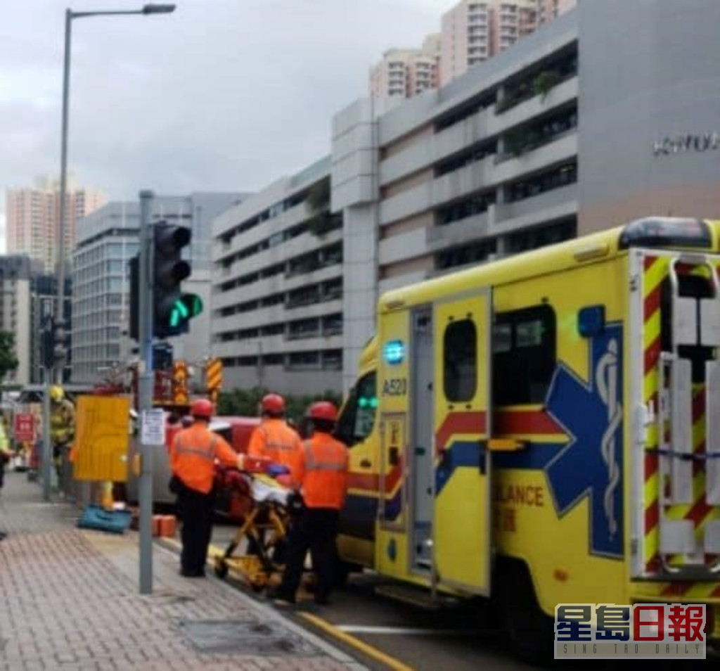 的士司機由救護車送院。網民：Edwin Ying Fai  馬路的事 (即時交通資訊台)
