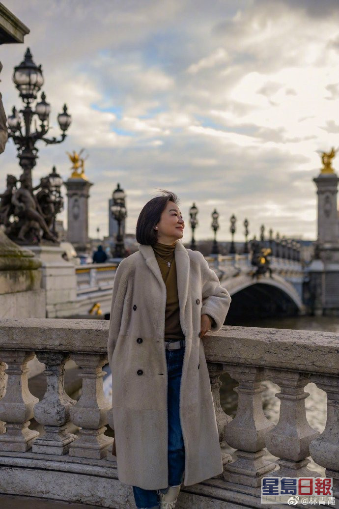 林青霞今年新年连发多张在巴黎拍下的照片。