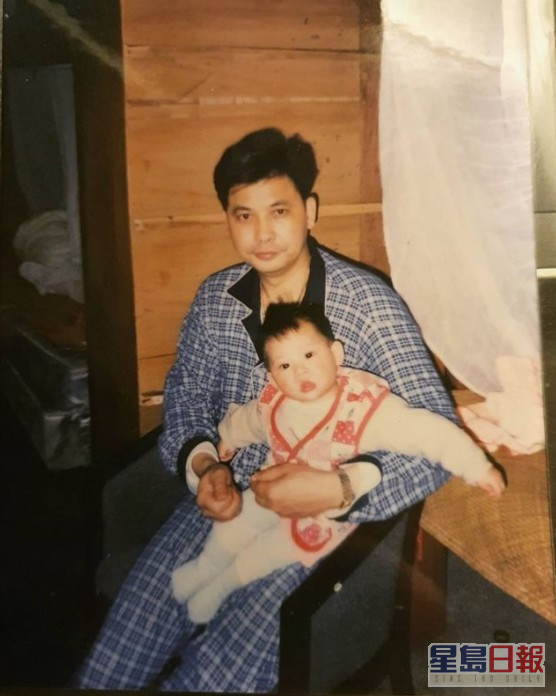 冯嘉敏分享童年与父亲的合照。