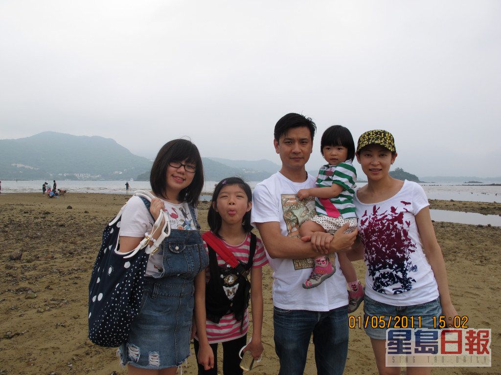 杨卓娜跟未婚夫杨志翘（右三）的长女杨舒婷（左一）、次女杨舒雅（左二），一直相处融洽。