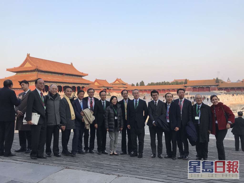 2018年何超琼（左七）随国家改革开放40年访问团到访北京。