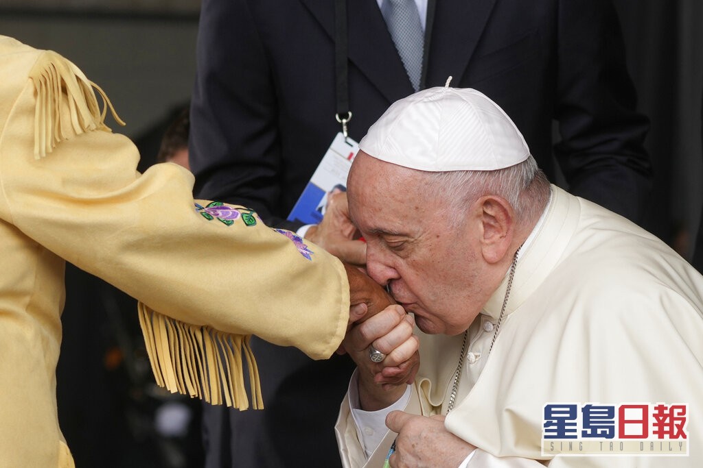 教宗親吻一名原住民手部。AP