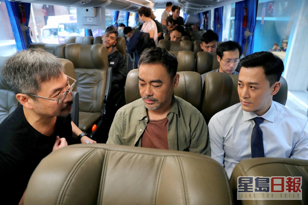 劉青雲與林峯好專心聽導演韋家輝講解。