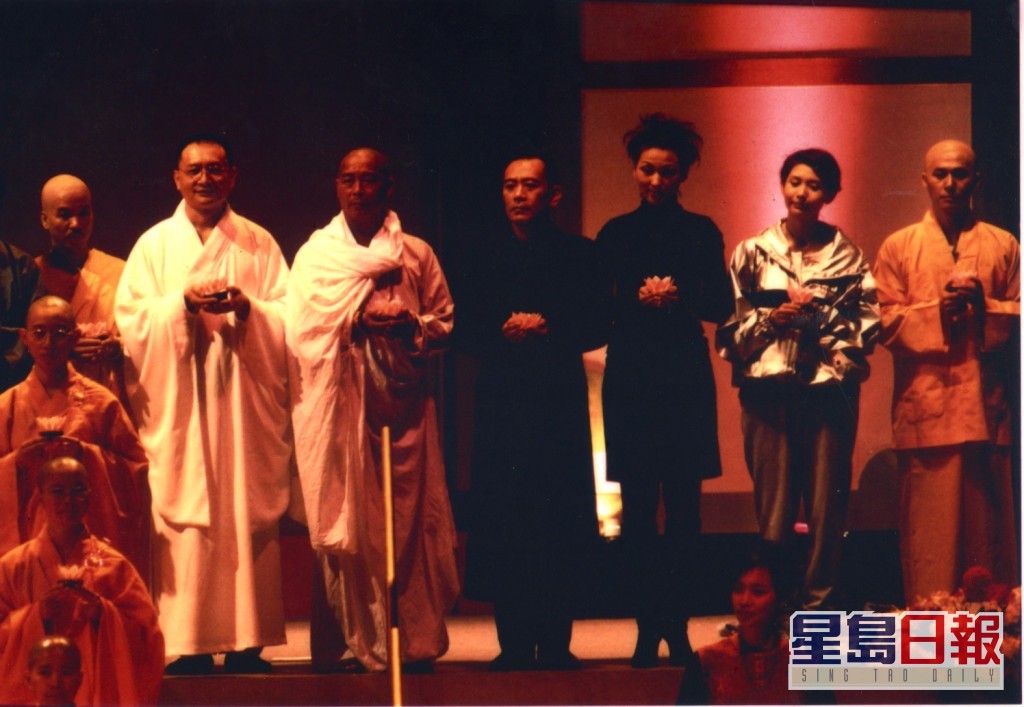 邱淑貞（右二）曾參與佛教活動。（東周刊圖片）