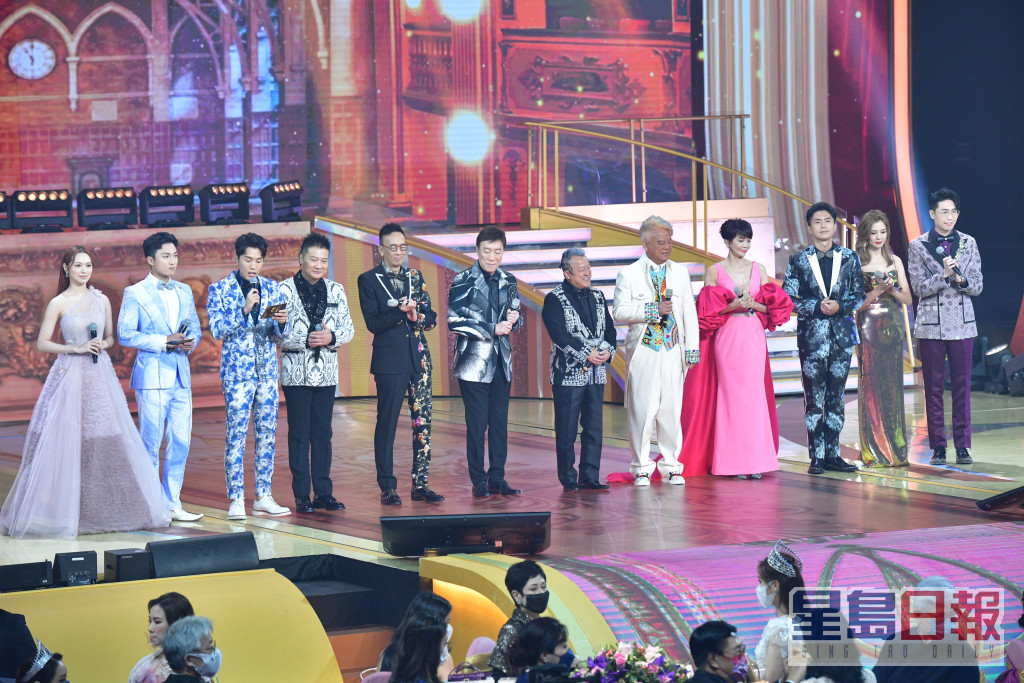 上月港姐决赛，无綫请来多年来的《港姐》司仪主持，郑裕玲当然有份。