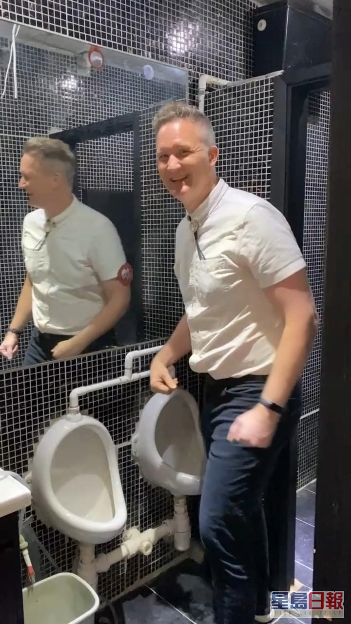 布偉傑更即場示範如廁的動作，指如果有另一位男人在旁一定要肩貼肩。