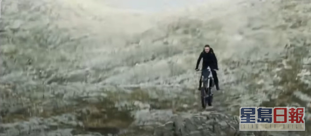 网上疯传的预告片中，靓佬汤有骑电单车跳崖的刺激场面。