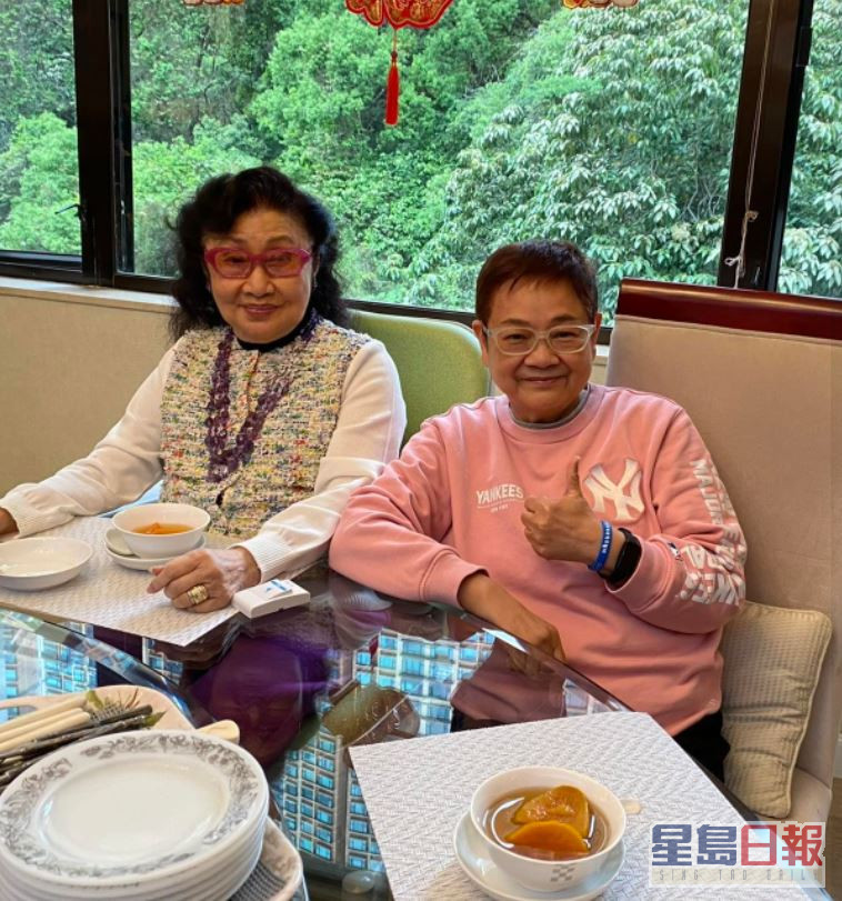 資深傳媒人汪曼玲昨日在社交網貼出跟仙姐預祝的相片。