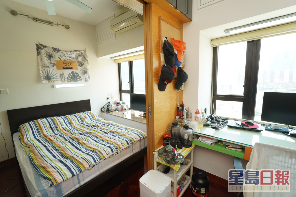 图中特大睡房分为睡眠空间与工作区，中间以趟门分隔。