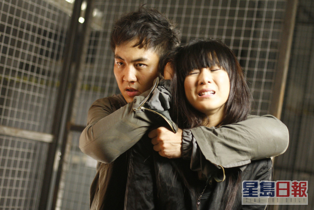 譚俊彥2008年與鍾嘉欣拍過電影《花花型警》。