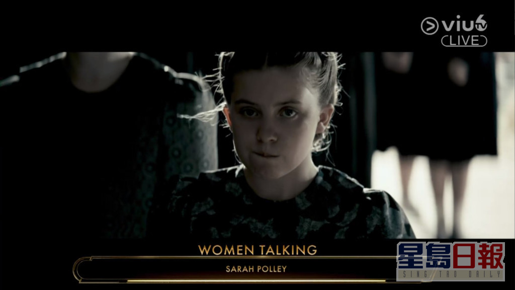 最佳改编剧本就由《Women Talking》捧走，编剧Sarah Polley上台领奖。