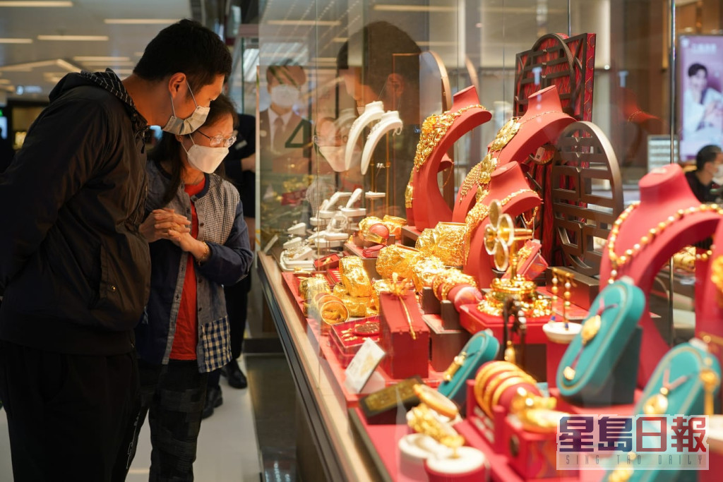 珠寶首飾店人流增多，有市民利用消費券購買金器。