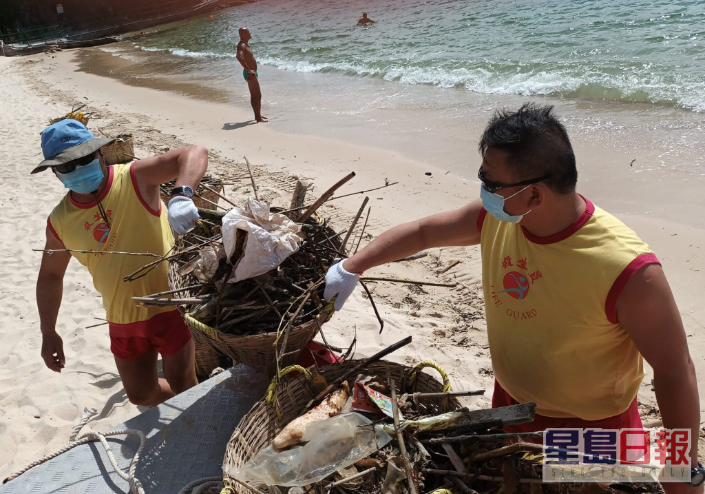 救生員自發清理泳灘上的垃圾。FB圖片