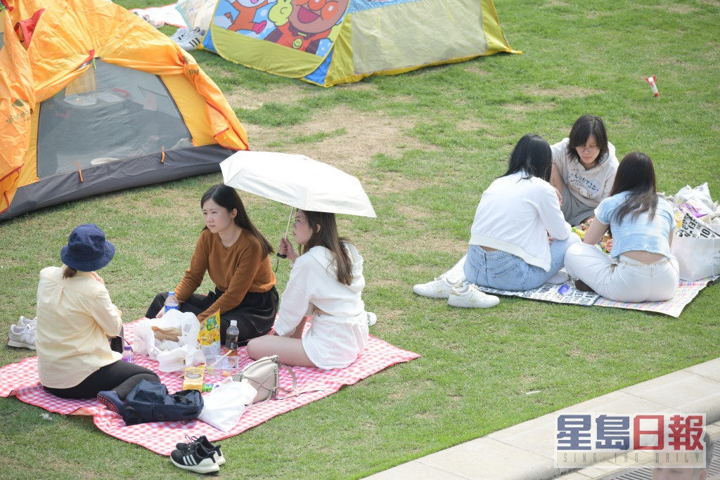 下午時分，有不少市民在西九文化區藝術公園草坪野餐。禇樂琪攝